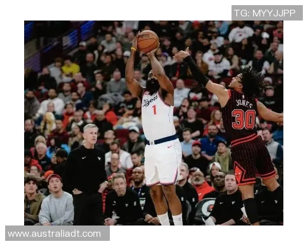 快船队外线火力全开，击败对手保持不败